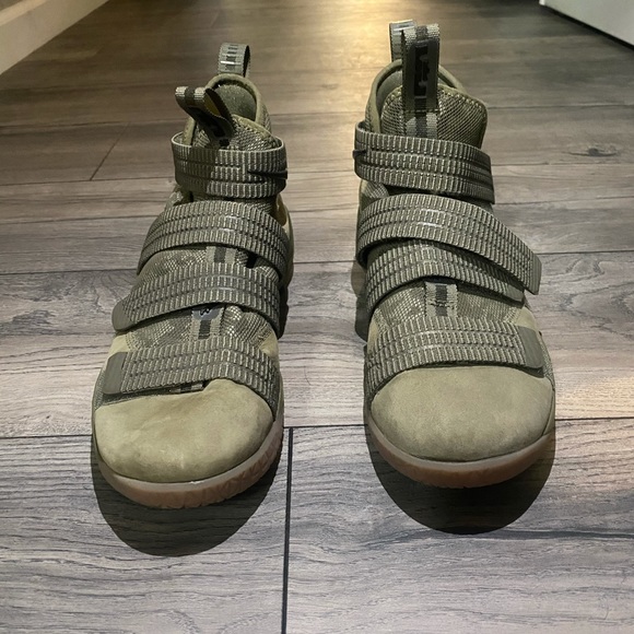 Lebron basketball shoes - Picture 4 of 4